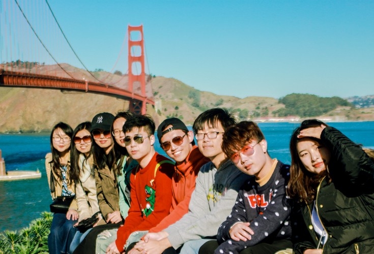 Chongqing University students pose in front of the Golden Gate Bridge in San Francisco.