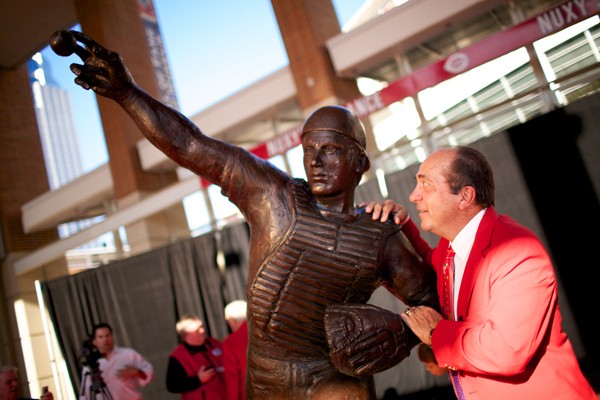Johnny Bench at the unveiling of Tsuchiya's sculpture of him at the Reds Hall of Fame.
