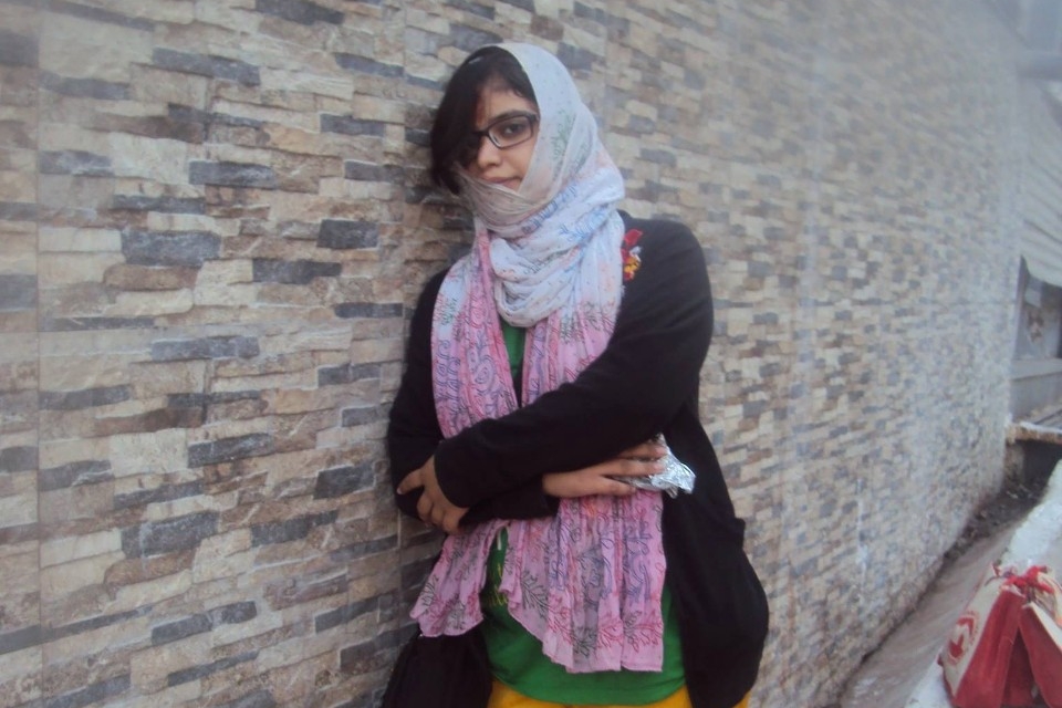 Prerna demonstrates how she used a scarf and her hair to conceal her scars.