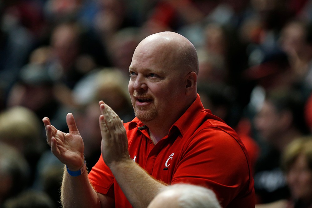 A UC fan clapping.