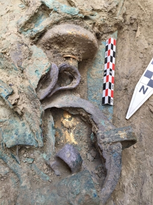 The weapons of bronze found within the tomb included a meter-long slashing sword with an ivory handle covered with gold..