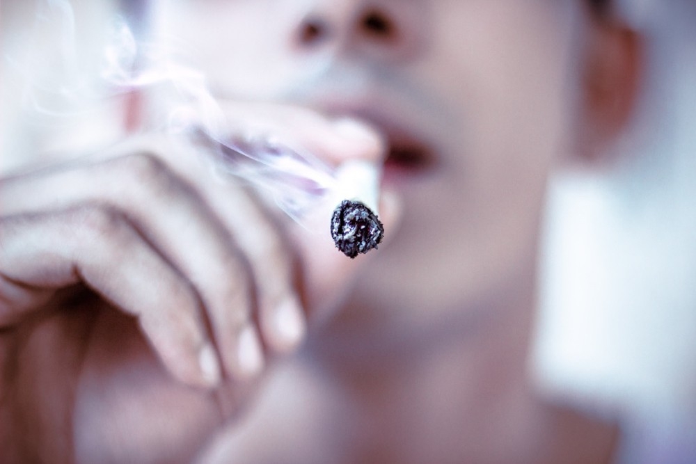 Young man smokes a cigarette. photo/amritanshu Sitkdar/Upsplash
