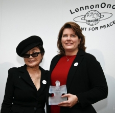 Yoko Ono presents Barb Kowalcyk with the 2010 LennonOno Grant for Peace.
