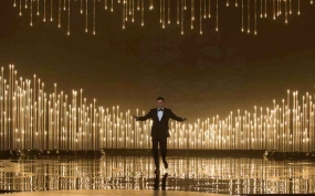 Seth McFarlane as host of the 2013 Academy Awards, with lighting design by Haugenbuch.