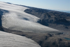 The white surface is the ice cap, while glaciers have not covered most of the dark brown areas in 11,000 years.  photo/Thomas Lowell 