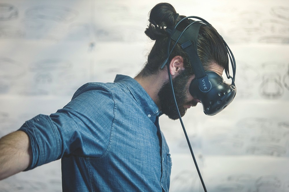UC student wears virtual reality headset